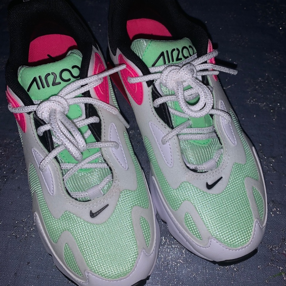 Nike women’s “Air Max 200” shoes